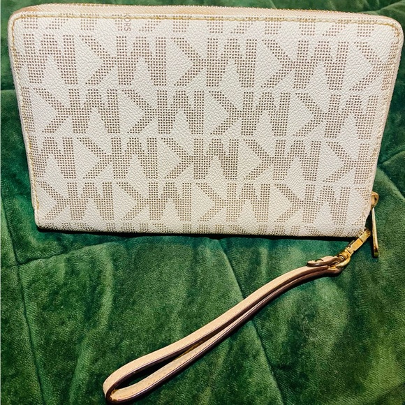 *RARE* Michael Kors Beige Monogram Wristlet Large Phone Clutch - Picture 2 of 14
